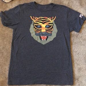 RVCA big cat T shirt size M